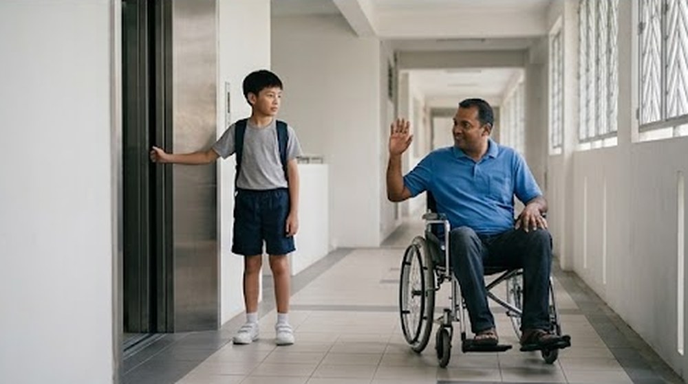 Babak 4: Lelaki itu keluar dari lif dan melambai kepada budak itu sebagai tanda terima kasih.