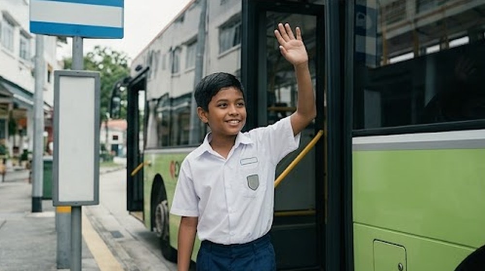 Babak 3: Semasa turun dari bas, murid itu melambai kepada pemandu bas.
