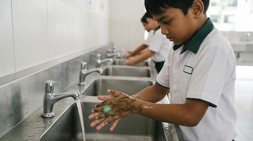 Babak 3: Murid itu mencuci tangannya dengan sabun di sinki.